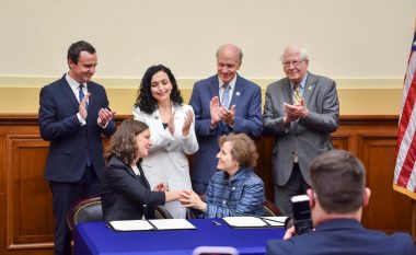 Marrëveshjen e Kosovës me MCC-në e nënshkroi vajza e Madeleine Albright, Kurti: Nga çlirimi te zhvillimi