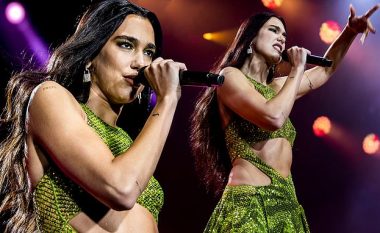 Dua Lipa nxjerr në pah barkun e saj të tonifikuar me një fustan me prerje teksa performon në Festivalin Roskilde të Danimarkës