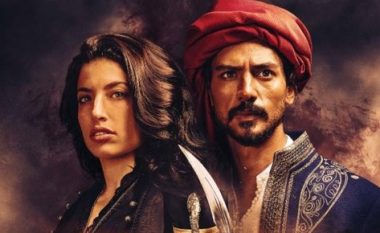 Një film i dështuar që e shtrembëron historinë
