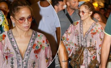 Jennifer Lopez tregon linjat e tonifikuara e veshur në të shkurtra ndërsa vazhdon udhëtimet e saj evropiane në Capri të Italisë