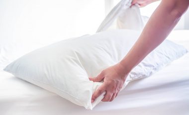 Mënyra e duhur për të pastruar jastëkët tuaj dhe të shpëtoni nga bakteret pa i futur në lavatriçe