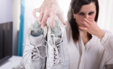 Lehtë dhe efektive: Truqet si të eliminoni aromën e keqe nga këpucët dhe atletet