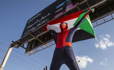 “Spajdermeni” i Sudanit: Aktivisti i maskuar – simbol i rezistencës