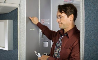 Stjuardesa paralajmëron se nuk duhet të lani kurrë dhëmbët në banjën e aeroplanit