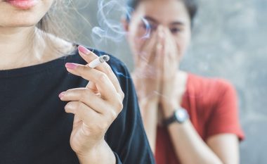 Gjithçka që ju duhet tashmë e keni: Eliminoni aromën e pakëndshme të cigareve nga shtëpia me këto tri metoda