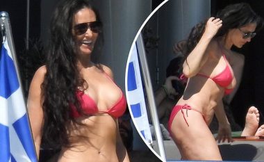 Demi Moore tregon figurën e saj që sfidon moshën me bikini rozë, teksa shijon arratisjen në një jaht me miqtë në Greqi