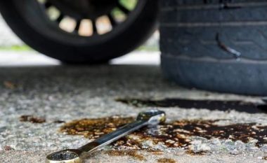 Si ta hiqni njollën nga vaji i rrjedhur nga vetura: Kështu parandaloni që helmet të depërtojnë thellë në tokë