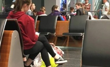 IIluzioni i ndërlikuar optik i një gruaje që pret në aeroport i lë të gjithë të hutuar – por a mund ta shihni se çfarë po ndodh?