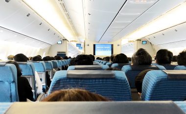 Pse duhet të uleni gjithmonë në pjesën e prapme të aeroplanit nëse dëshironi përfitime shtesë gjatë fluturimit