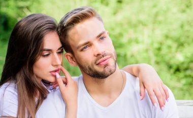 Çfarë do të thotë për lidhjen tuaj nëse partnerit ende i pëlqen ndonjë tjetër?