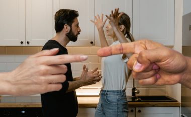 Ndiqni rregullin “20 minuta” në një grindje: Psikologët zbulojnë përse ky rregull është i rëndësishëm