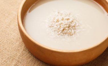 Përfitimet për pastrim me ujin që përdoret për të shpëlarë orizin