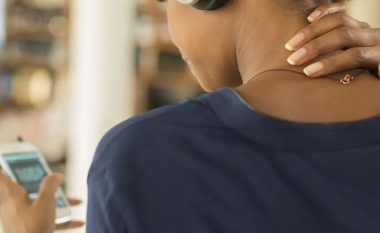 ‘Sindroma e teknologjisë’, problemet në muskuj dhe qafë për shkak të qëndrimit gjatë përdorimit të telefonave