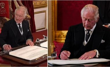 Mbreti Charles III “nervozohet” me tavolinën e vogël gjatë nënshkrimit të dokumenteve, kërkon t’i largohet kutia e stilolapsave