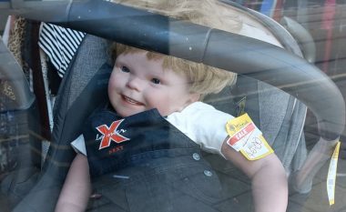 Kukulla ‘rrëqethëse’ i bënë të qesh blerësit pasi mendojnë se ajo duket si Boris Johnson