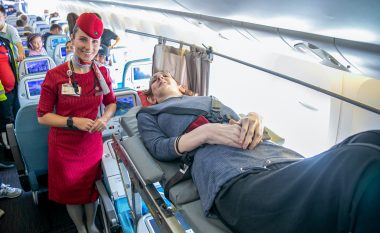 Gruaja më e gjatë në botë udhëton për herë të parë me aeroplan