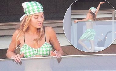 Rita Ora shfaq format e tonifikuara me bikini dhe pantallona të shkurtra teksa pozon lozonjare në ballkonin e hotelit në Rio de Janeiro