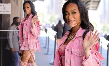 Winnie Harlow duket e mahnitshme në rozë ndërsa mbërrin në shfaqjen e re të Sherri Shepherd në New York