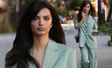 Emily Ratajkowski e kthen trotuarin në pistë e veshur me një kostum fantastik