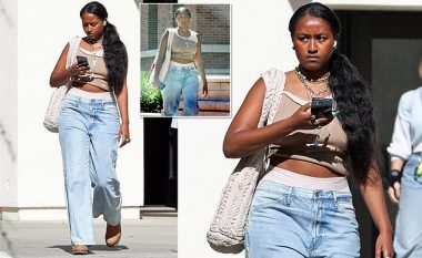 Sasha Obama shihet e veshur thjeshtë me një bluzë të shkurtër dhe xhinse në kampus