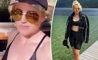 Pasi humbi 35 kilogramë, Rebel Wilson pozon me rroba banje