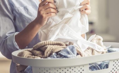 Ju zbulojnë si t’ua ktheni bardhësinë rrobave: Veproni kështu dhe rrobat do t’ju duken si të reja