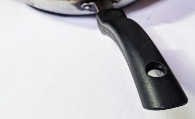 Nuk është vetëm për t’u varur: A e dini se për çfarë tjetër shërben vrima në dorezën e tiganit?