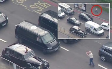Një burrë ka shkaktuar panik duke vrapuar përpara makinës së mbretit Charles – për të bërë një fotografi