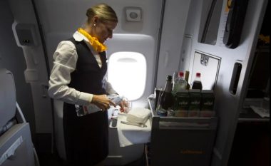 Si mund ta ndaloni dhimbjen e veshëve të fëmijës tuaj gjatë një fluturimi
