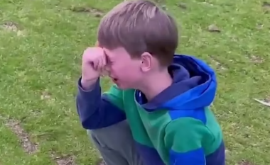 Moment i pabesueshëm kur një djalë nëntë vjeçar australian shpërthen në lot gëzimi teksa fut topin në vrimë ‘në një goditje’