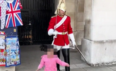 Momenti kur roja e Mbretërisë britanike i bërtiti një vajze të vogël ta lironte rrugën derisa ai po kalonte aty