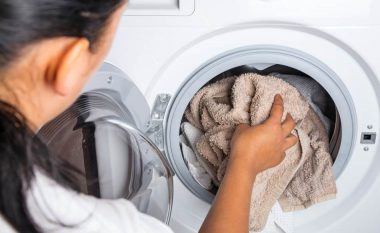 Rrobat tuaja thahen ngadalë në tel? Nëse dëshironi që për 15 minuta ta hiqni lagështinë, bëni një gjë me peshqir