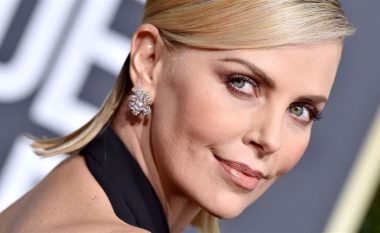 Charlize Theron: Sa më shumë që po plakem, më pak po përdor pudër mat