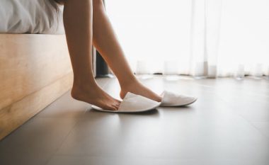Eksperti i hotelit tregon arsyen pse duhet të vishni gjithmonë pantoflat falas në dhomë