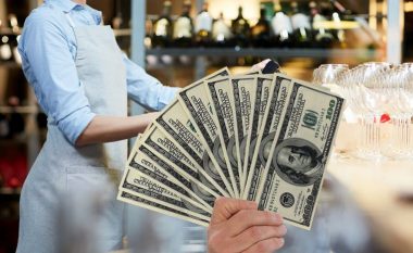 Kamerierja mori një bakshish prej 1000 dollarësh – më pas ajo pa mesazhin dhe mbeti pa fjalë
