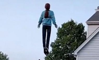 Si dekorim për Halloween, një çift kanë arritur ta krijojnë një figurë “fluturuese” në kopshtin e tyre të përparmë