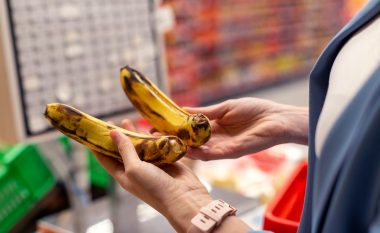 Bananet kanë filluar të kalben dhe nuk doni t’i hani? Mos i hidhni, por përdorni për pastrim në shtëpi