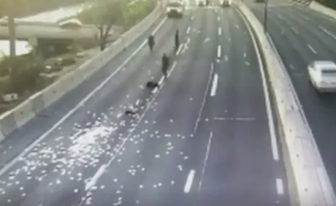 Në një autostradë kiliane bien “para sikur shiu”