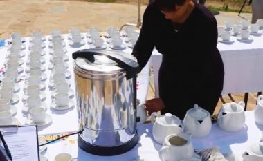 Gruaja theu rekordin Guinness kur mbushi 249 filxhanë me çaj për një orë