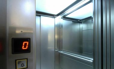 Disa gjyqtarë dhe zyrtarë të Gjykatës Supreme mbesin në ashensorë për rreth 40 minuta, marrin tretman mjekësorë