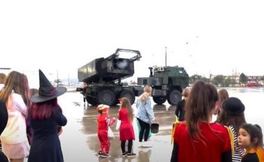 Ushtria amerikane shfrytëzon sistemin raketor HIMARS, për të “shkrepur” bonbone për Halloween