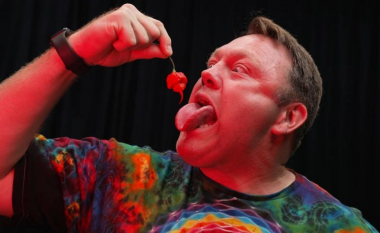 Burri nga Kalifornia ha 10 speca djegës Carolina Reaper në 33.15 sekonda