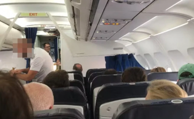 Perdja midis klasit të biznesit dhe ekonomisë në aeroplan nuk mbyllej – shtyhet fluturimi