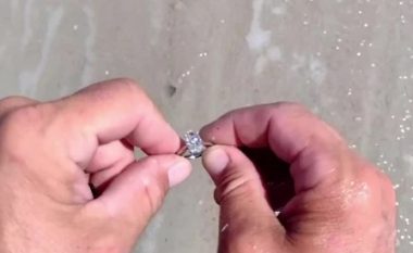 Një burrë në Florida gjeti një unazë diamanti ‘të varrosur në plazh’ në vlerë 40 mijë dollarë – dhe ua ktheu pronarëve