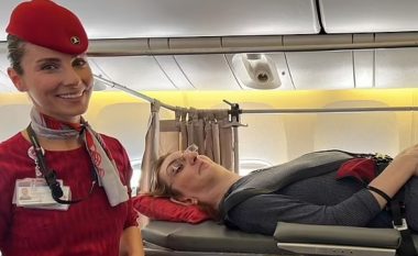 Gruaja më e gjatë në botë udhëtoi për herë të parë me aeroplan, stafi i hoqi gjashtë ulëse për ta akomoduar atë