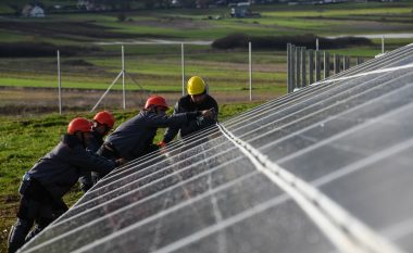 Ambasadori gjerman Rohde dhe Ministrja e Ekonomisë Rizvanolli vizituan parkun solar ProEnergy – investim nga ProCredit Holding, kompani amë e Bankës ProCredit