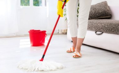 Gjërat që nuk duhet t’i pastroni kurrë vetëm me ujë