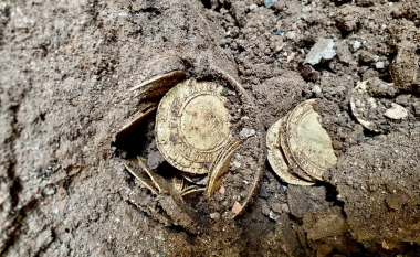 Një çift anglez që po shtronte një dysheme të re kuzhine gjetën 264 monedha ari të rralla që sapo u shitën në ankand për 754,000 funta britanike