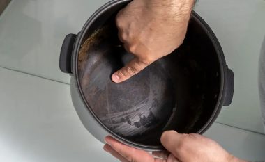 Një çarje e vogël në tiganin me teflon mund të lirojë mijëra grimca plastike