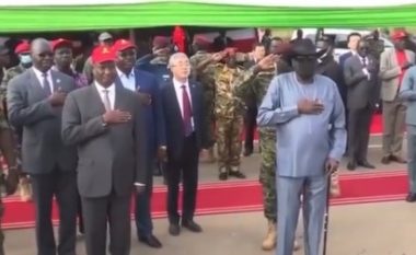 Kishte shkuar për të marrë pjesë në përurimin e një rruge të re, presidenti i Sudanit Jugor urinon në pantallona